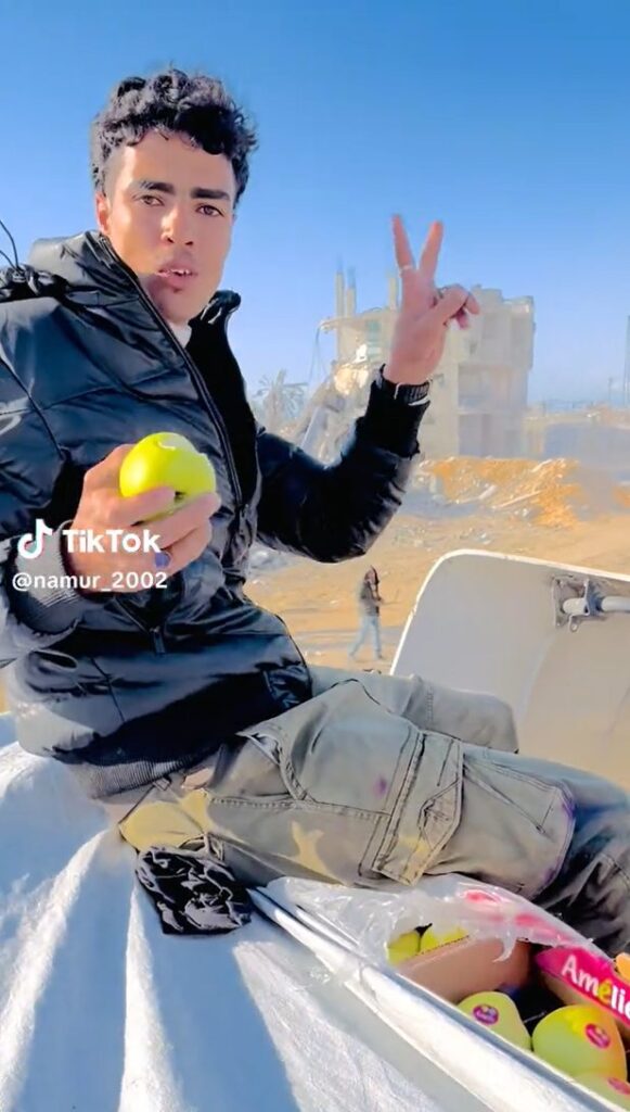 مسلحون على شاحنة محملة بالمساعدات