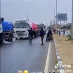مسلحون يسيطرون على شاحنات في شارع صلاح الدين — 1